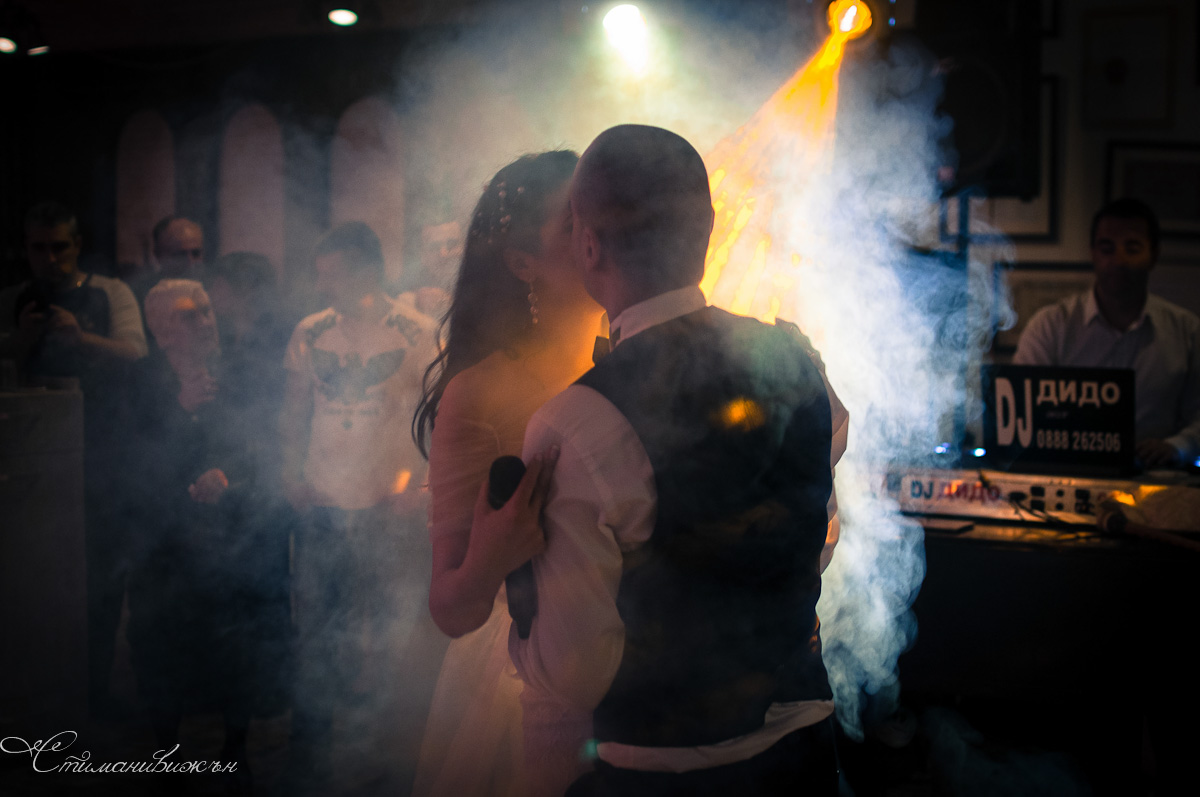Вашият сватбен фотограф и DJ за София, Пазарджик, Пловдив и региона на ТОП цена от Стимани Вижън. 